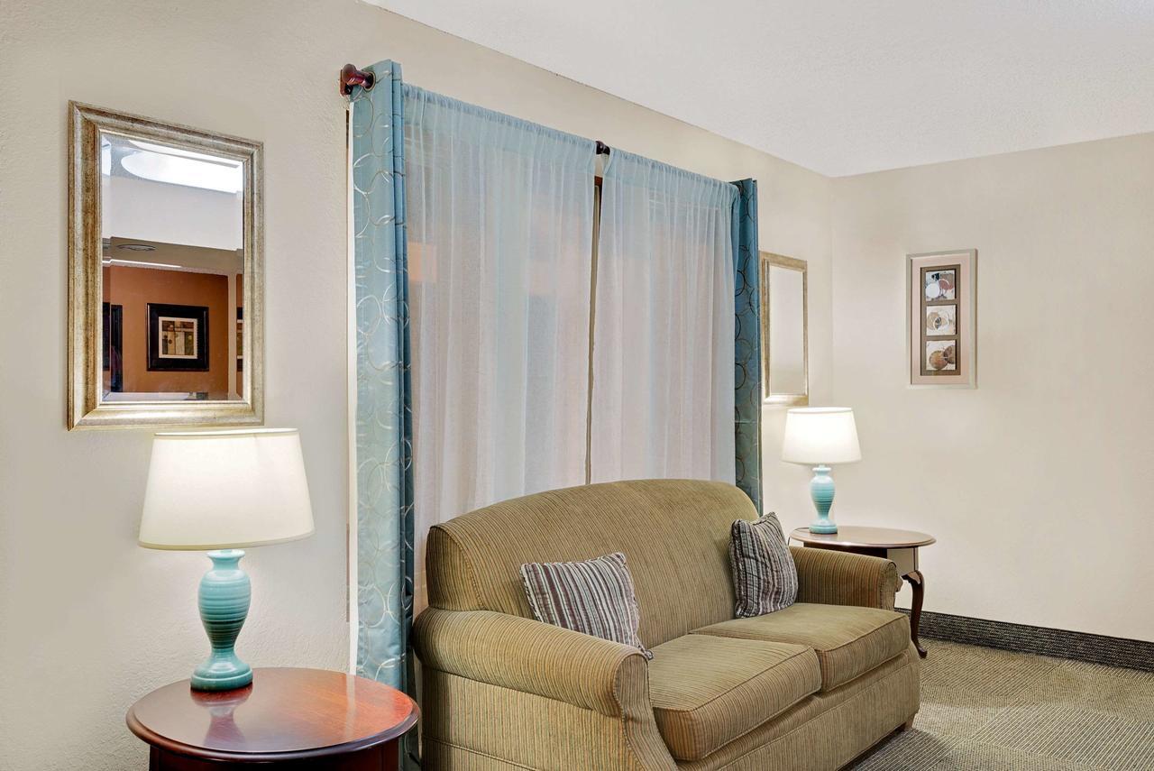 Super 8 By Wyndham Newburgh/West Point Stewart Intl Airport Μοτέλ Εξωτερικό φωτογραφία